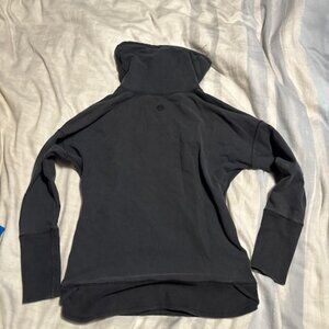 Lululemon stressless pullover size 4